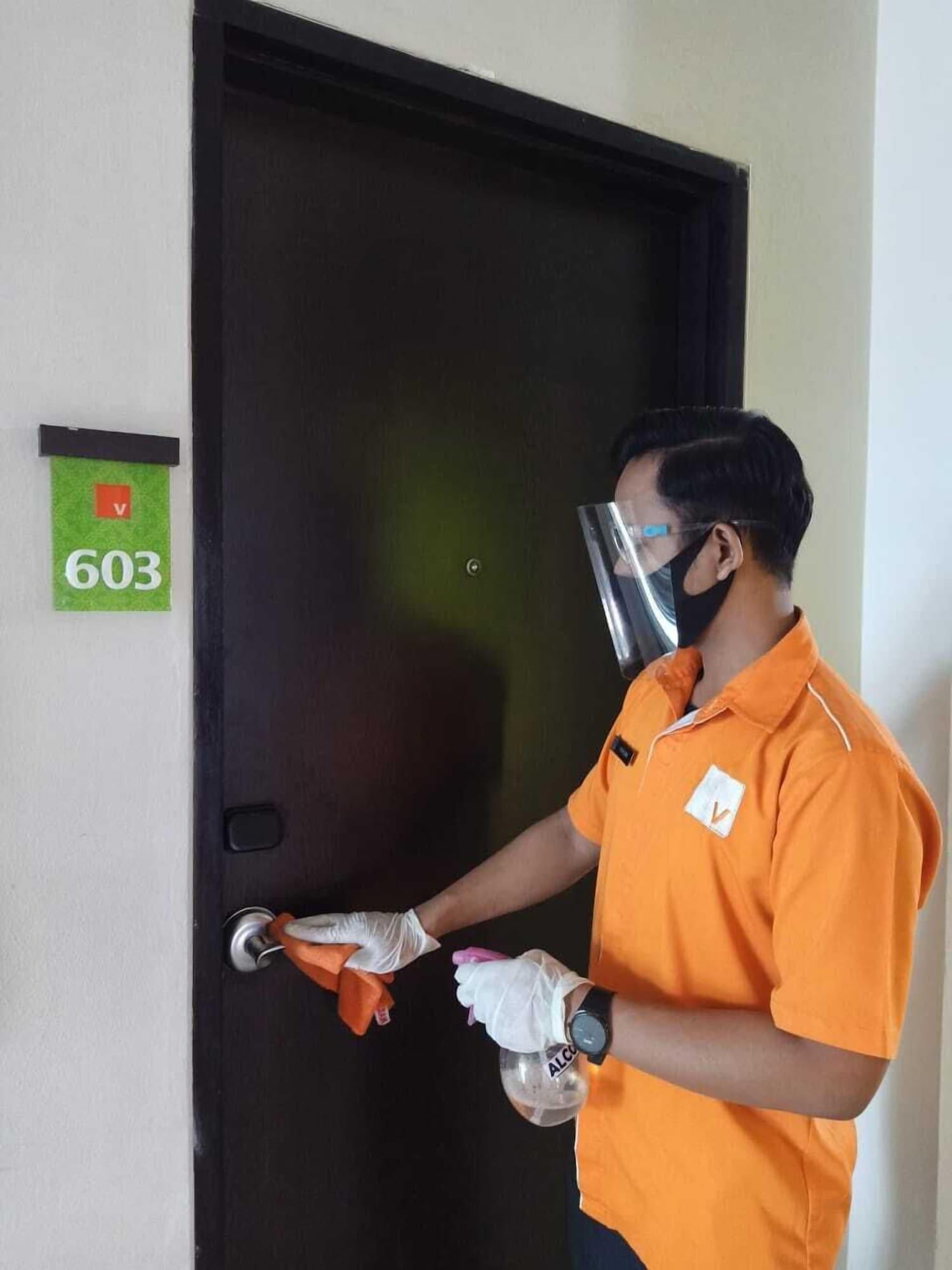 V Hotel Tebet Giacarta Esterno foto