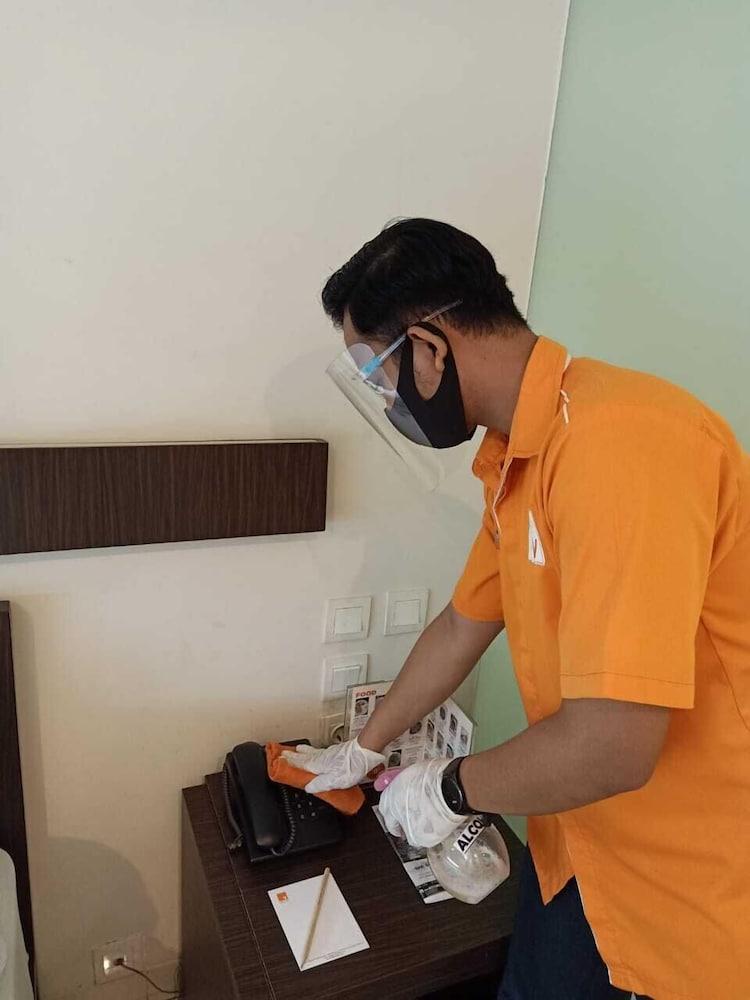 V Hotel Tebet Giacarta Esterno foto