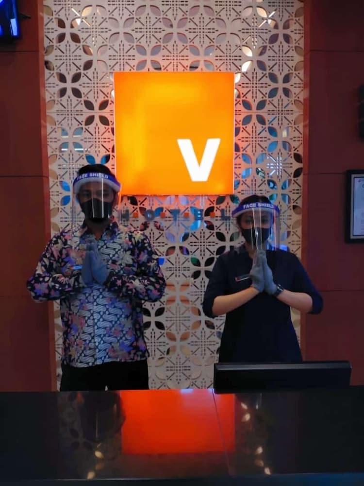 V Hotel Tebet Giacarta Esterno foto