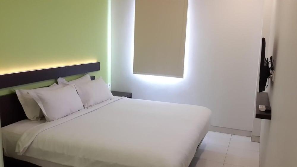 V Hotel Tebet Giacarta Esterno foto