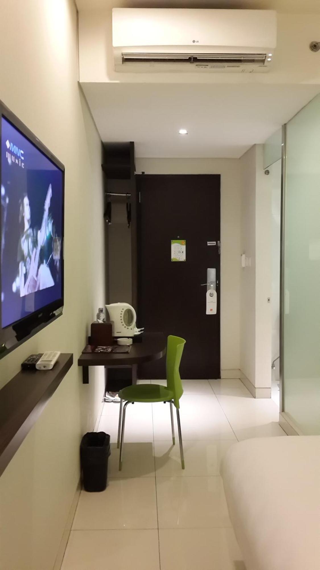 V Hotel Tebet Giacarta Esterno foto