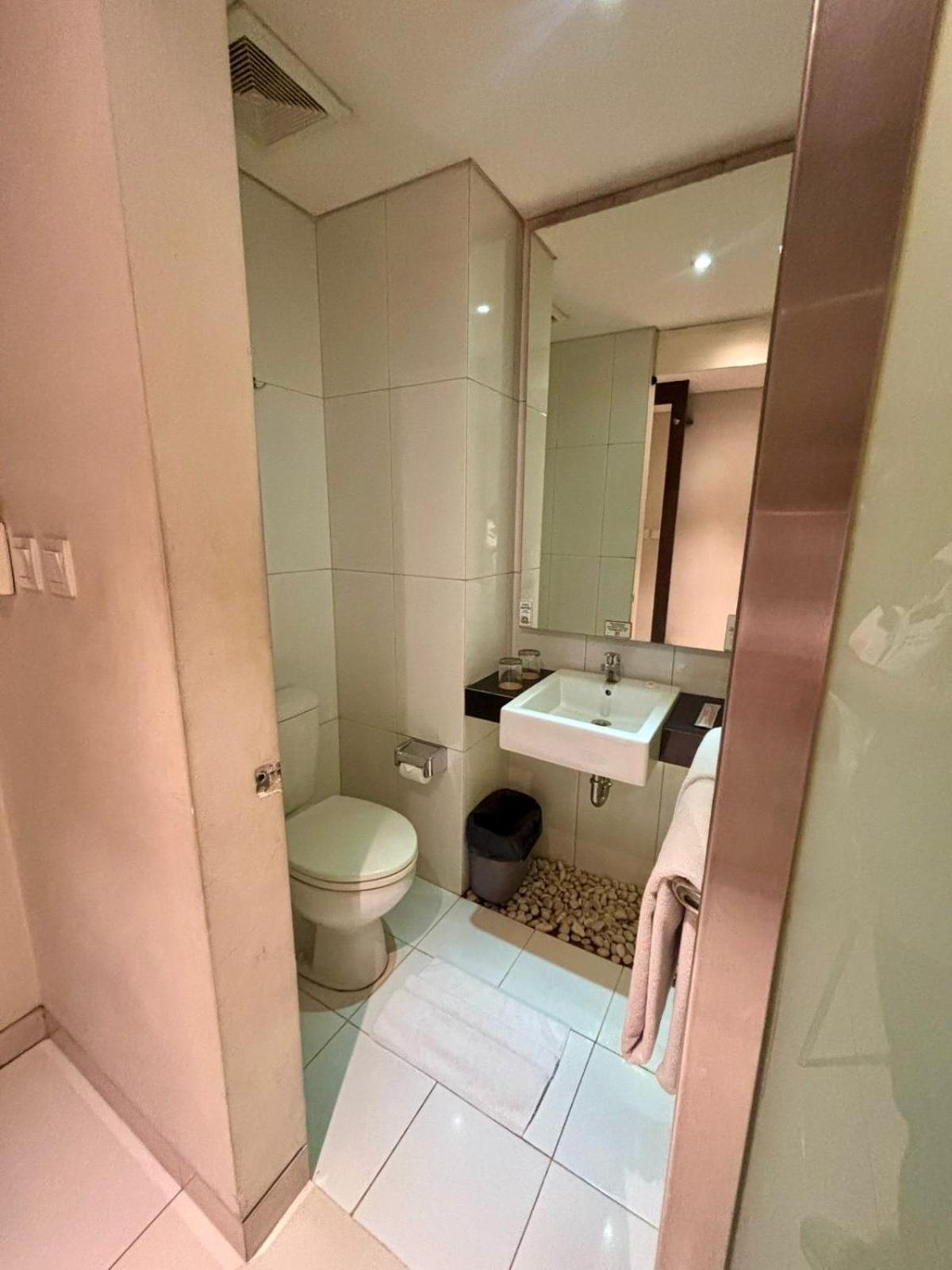 V Hotel Tebet Giacarta Esterno foto