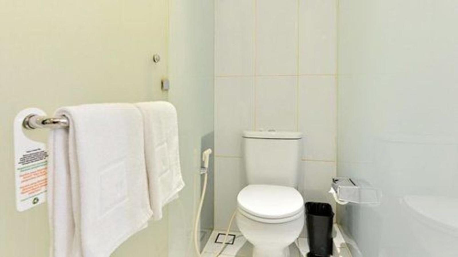 V Hotel Tebet Giacarta Esterno foto