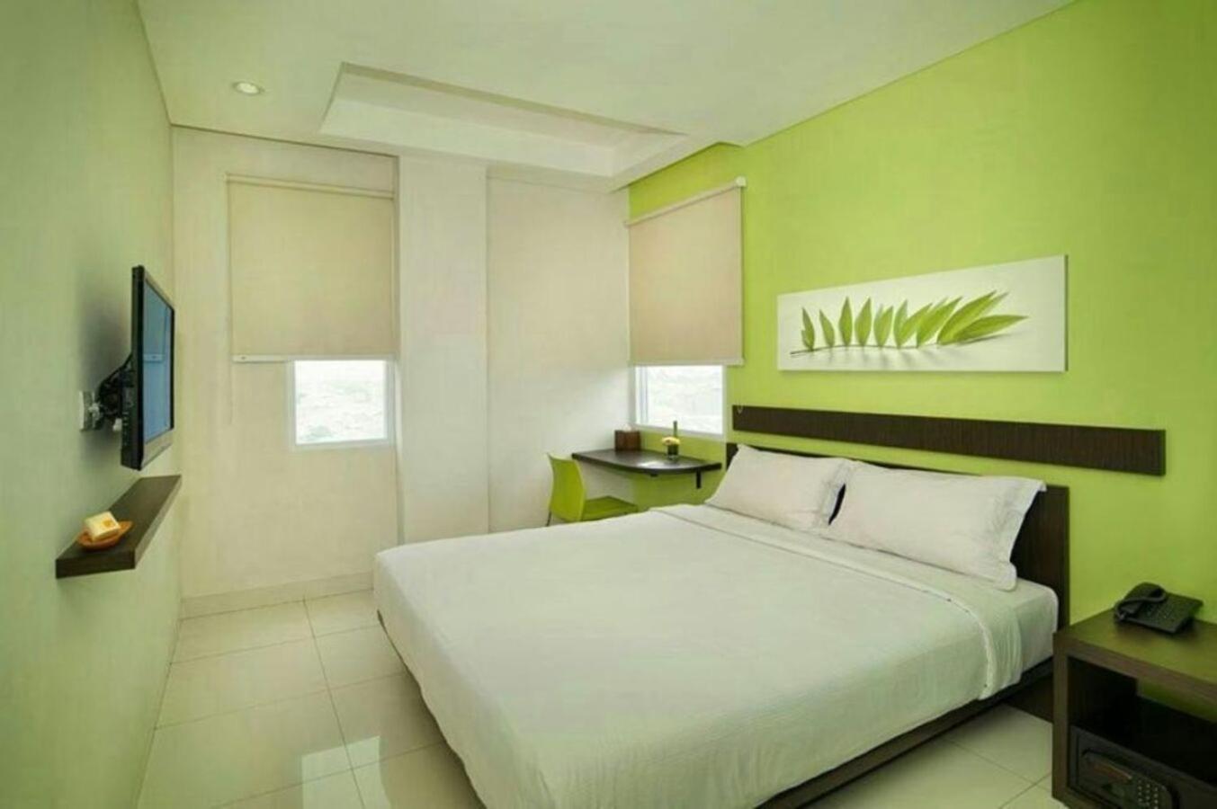 V Hotel Tebet Giacarta Esterno foto