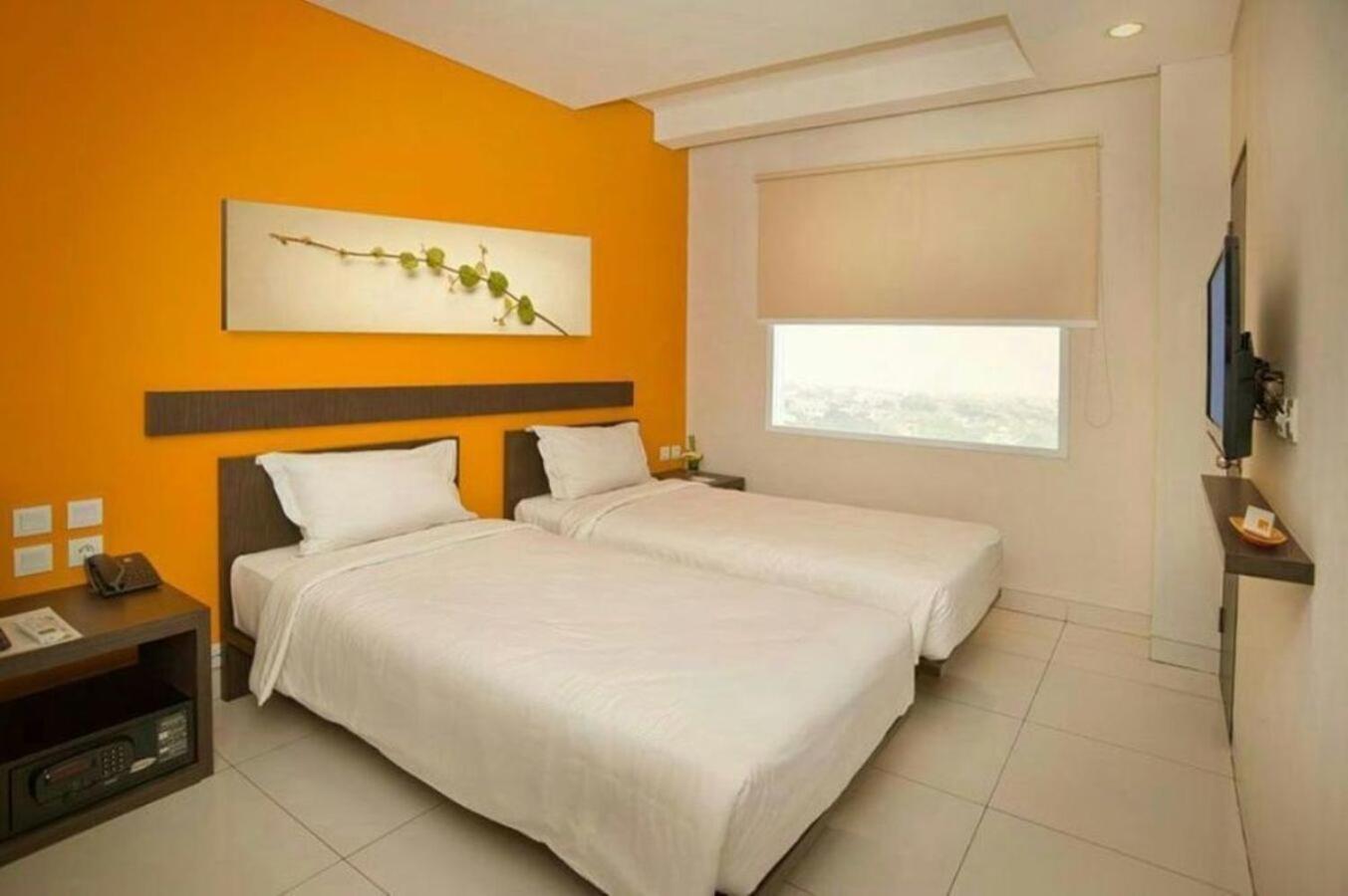 V Hotel Tebet Giacarta Esterno foto