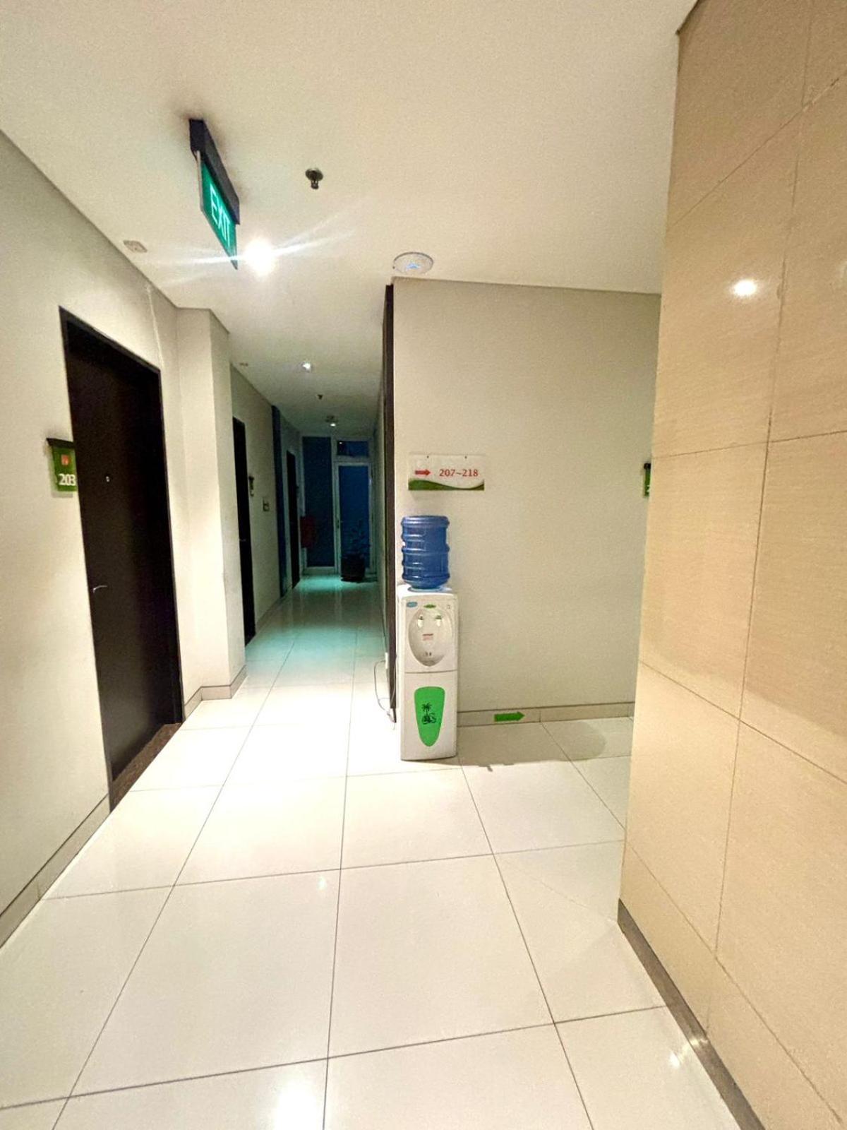 V Hotel Tebet Giacarta Esterno foto