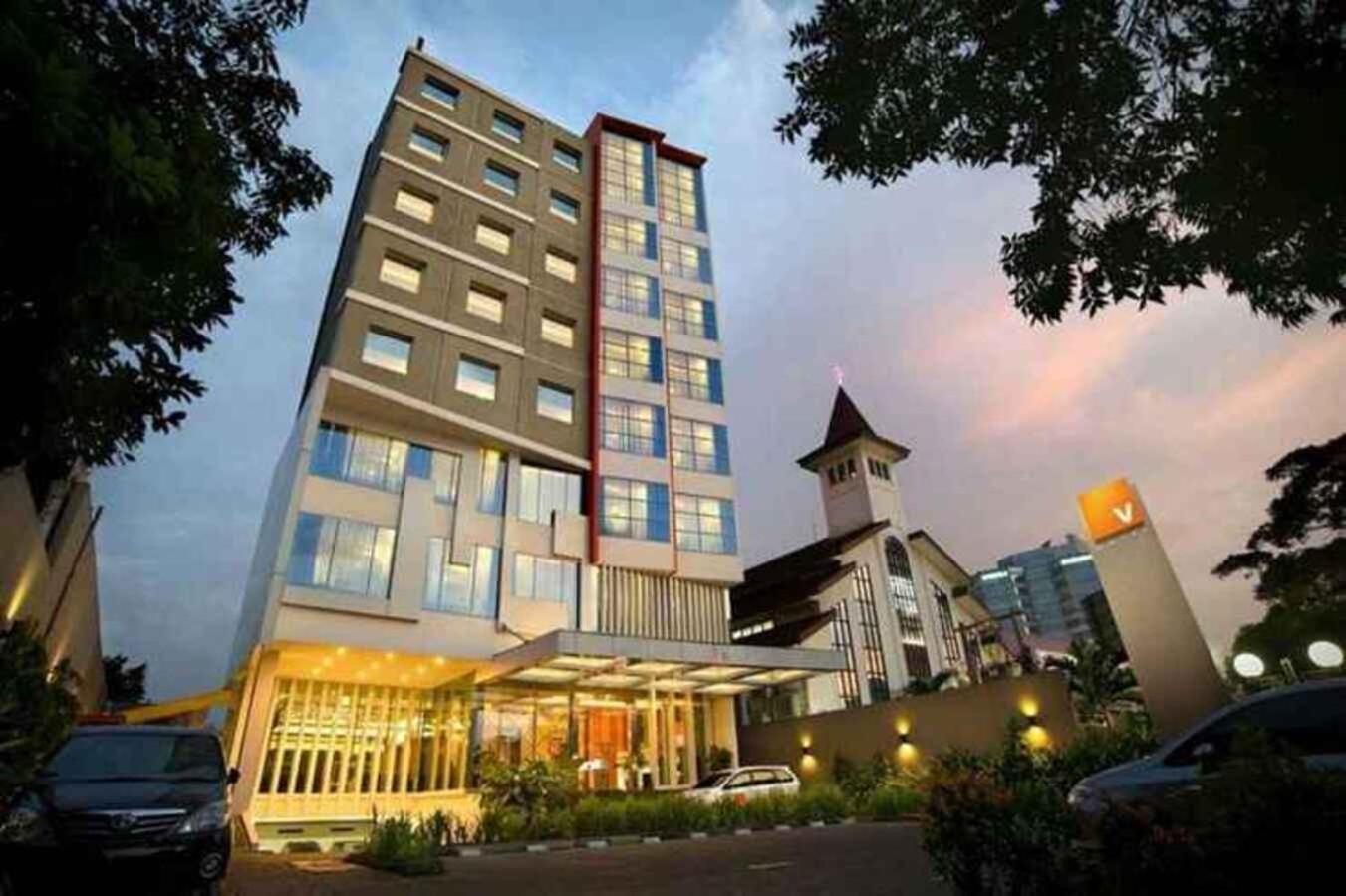 V Hotel Tebet Giacarta Esterno foto