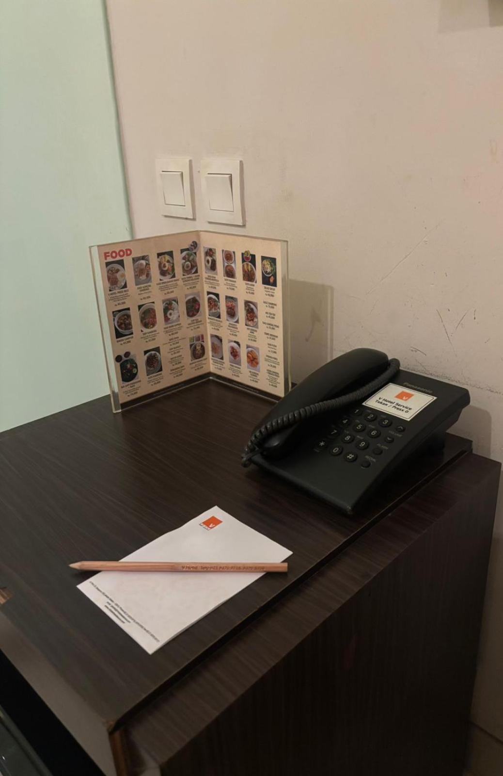 V Hotel Tebet Giacarta Esterno foto