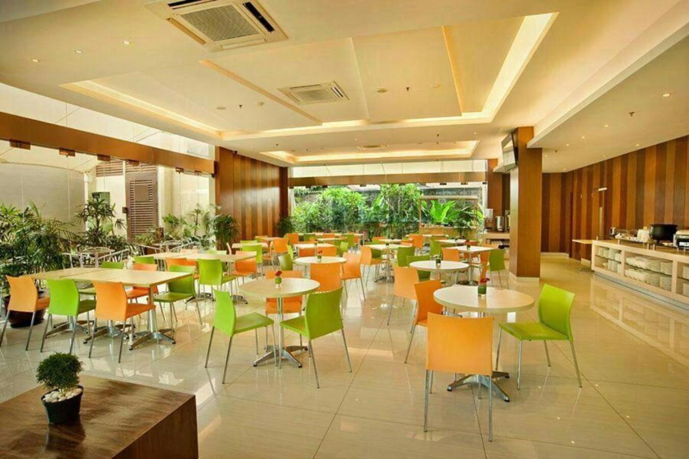 V Hotel Tebet Giacarta Esterno foto