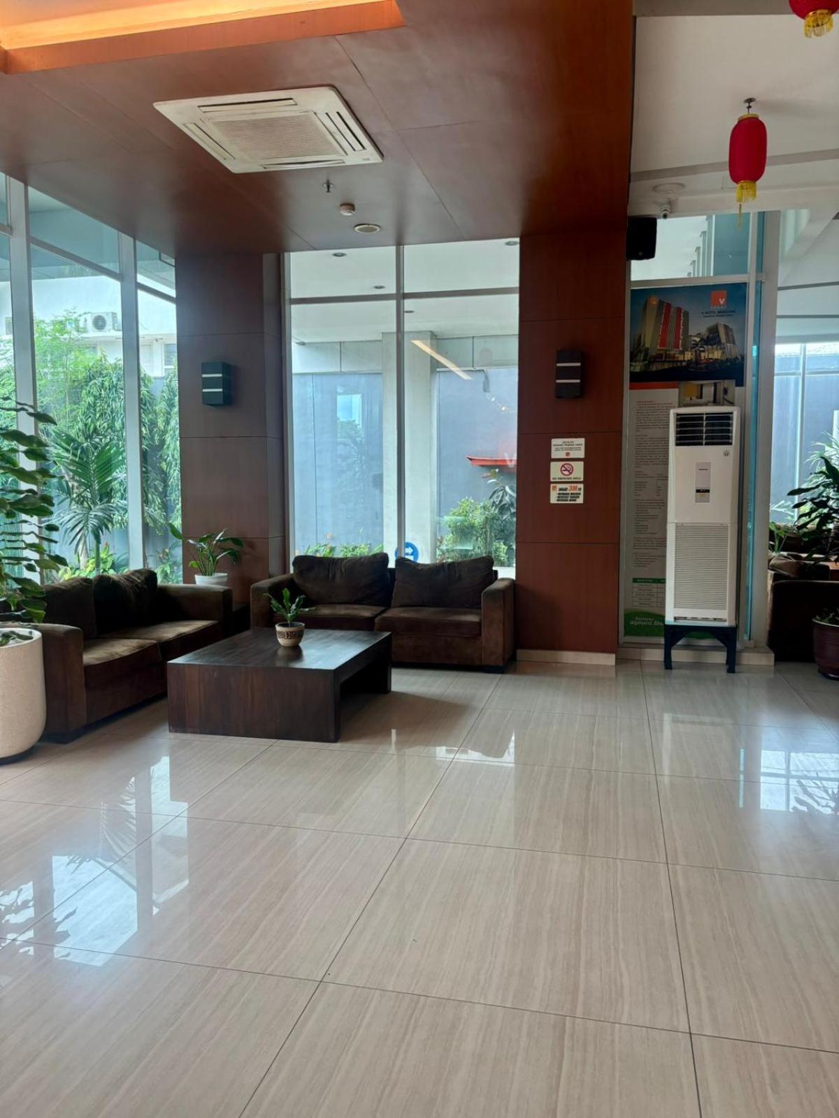 V Hotel Tebet Giacarta Esterno foto