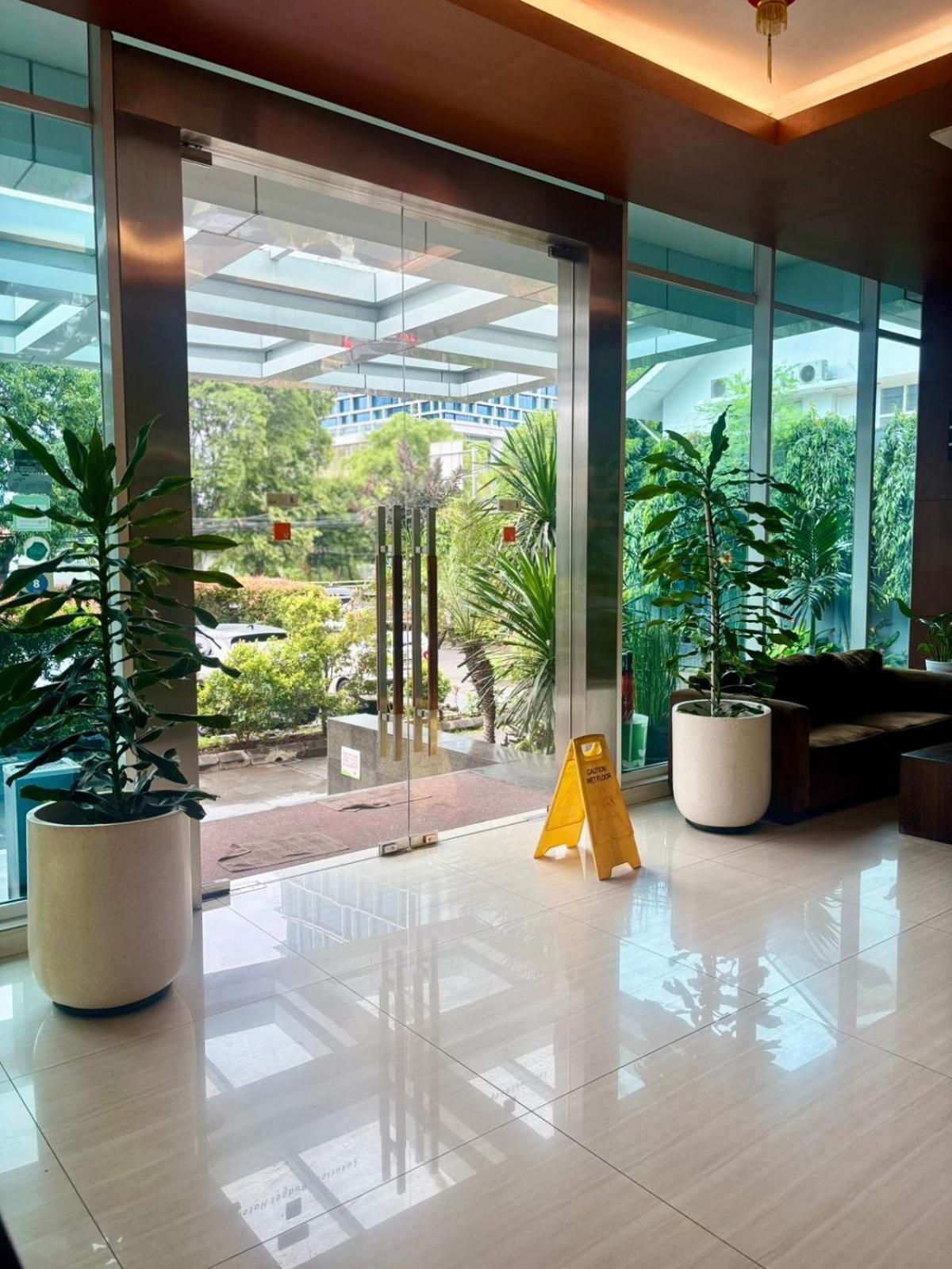 V Hotel Tebet Giacarta Esterno foto