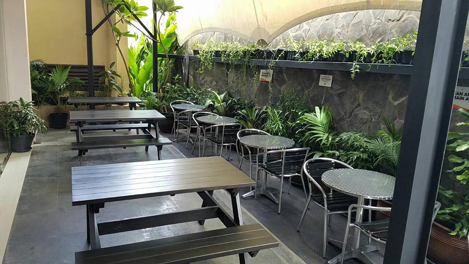 V Hotel Tebet Giacarta Esterno foto