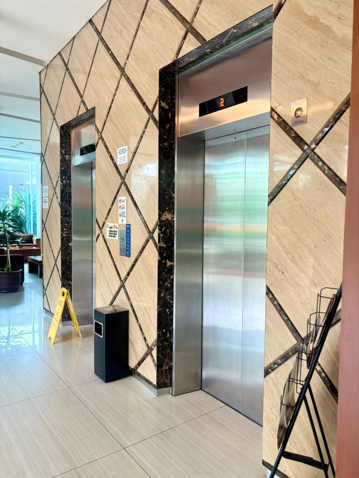 V Hotel Tebet Giacarta Esterno foto