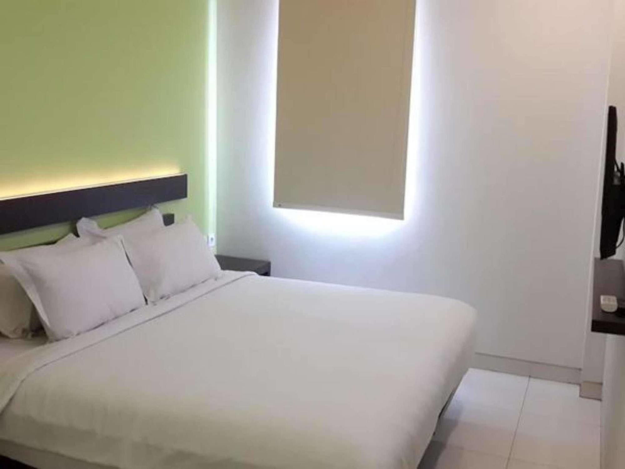 V Hotel Tebet Giacarta Esterno foto