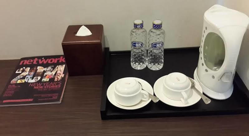 V Hotel Tebet Giacarta Esterno foto