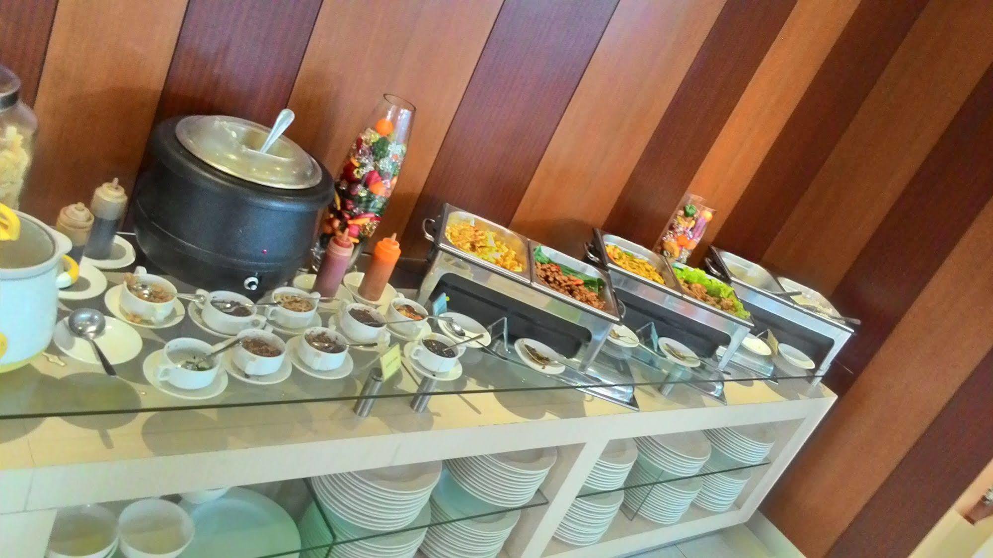 V Hotel Tebet Giacarta Esterno foto
