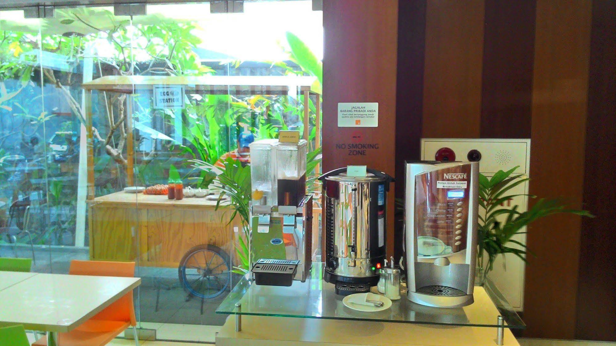 V Hotel Tebet Giacarta Esterno foto