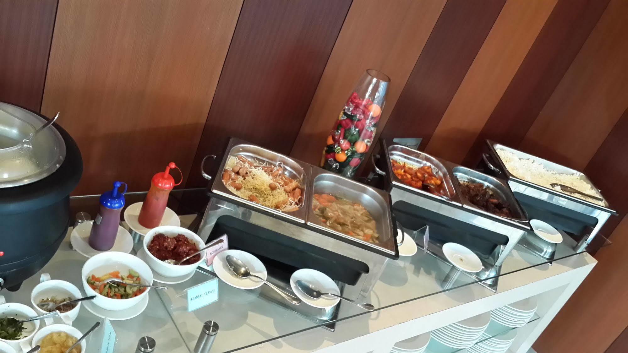 V Hotel Tebet Giacarta Esterno foto