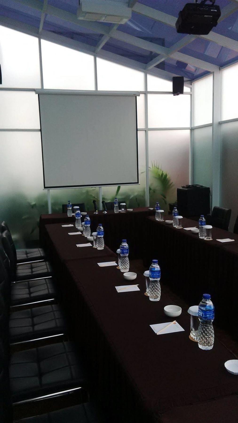 V Hotel Tebet Giacarta Esterno foto